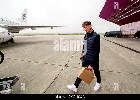 Amsterdam, Niederlande. Oktober 2024. AMSTERDAM, NIEDERLANDE - 23. OKTOBER: Sven Mijnans von AZ Alkmaar besteigt das Flugzeug vor dem Spiel der UEFA Europa League 2024/25 League Phase MD3 gegen Tottenham Hotspur in Schiphol am 23. Oktober 2024 in Amsterdam. (Foto von Ed van de Pol/Orange Pictures) Credit: Orange Pics BV/Alamy Live News Stockfoto