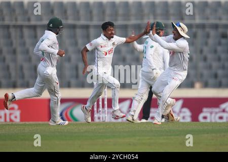 Taijul Islam feiert, nachdem er eines seiner sechs Wickets bekommen hat, als er seine 200 Wickets in Test Cricket während Bangladesch und Südafrika 1st lobt Stockfoto