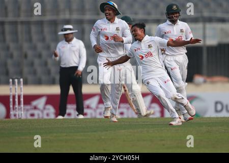 Taijul Islam feiert, nachdem er eines seiner sechs Wickets bekommen hat, als er seine 200 Wickets in Test Cricket während Bangladesch und Südafrika 1st lobt Stockfoto