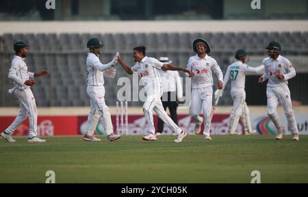 Taijul Islam feiert, nachdem er eines seiner sechs Wickets bekommen hat, als er seine 200 Wickets in Test Cricket während Bangladesch und Südafrika 1st lobt Stockfoto