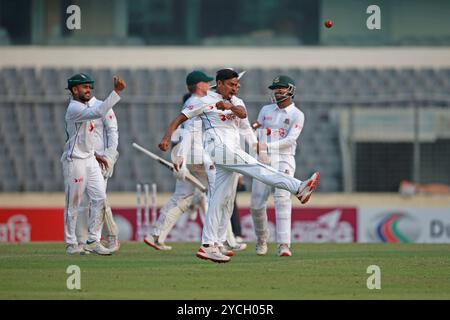 Taijul Islam feiert, nachdem er eines seiner sechs Wickets bekommen hat, als er seine 200 Wickets in Test Cricket während Bangladesch und Südafrika 1st lobt Stockfoto