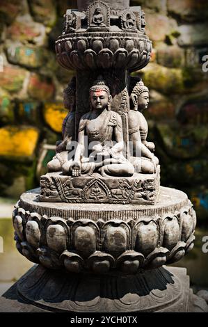 Buddha-Skulptur im tibetischen Kloster Stockfoto