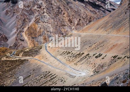 Straße im Himalaya Hochgebirgslandschaft. Indien, Ladakh. Sarchu Plains, 4300 m Höhe Stockfoto