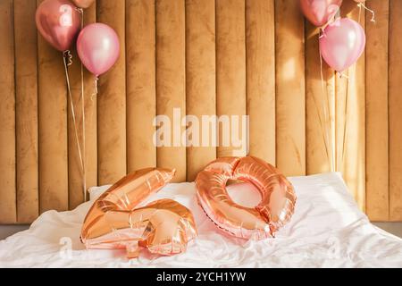 Nummer 40 Ballons auf dem Bett auf der Geburtstagsfeier mit leerem Wandhintergrund Stockfoto