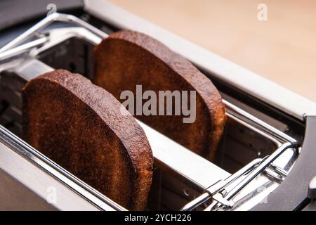 Zwei heiße Toastbrote im Toaster Stockfoto