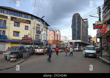 NAIROBI DOWNTOWN, KENIA - 20. NOVEMBER 2022: Abendstraßen im Zentrum von Nairobi. Kenia, Afrika Stockfoto