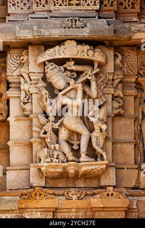 Skulptur von Lord Krishna, der Flöte spielt, auf dem Shamlaji Vishnu Tempel, Aravalli District, Gujarat, Indien. Stockfoto