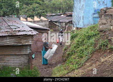 SLUM OF NAIROBI, KENIA - 18. NOVEMBER 2022: Bewohner in den Straßen der Slums von Nairobi, Kenia. Das größte städtische Slum Afrikas Stockfoto