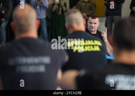 Zagreb, Kroatien. Oktober 2024. Nach der Unterzeichnung des Abkommens am 23. Oktober 2024 Mirko Filipovic mit Davor Bozinovic, Innenminister der Polizeiakademie in Zagreb, Kroatien. Filipovic führte sein erstes Training mit Spezial- und Interventionspolizisten durch. Foto: Sanjin Strukic/PIXSELL Credit: Pixsell/Alamy Live News Stockfoto