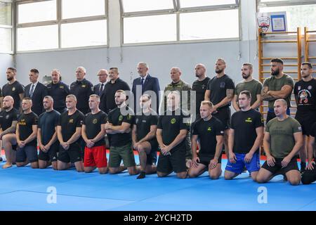 Zagreb, Kroatien. Oktober 2024. Nach der Unterzeichnung des Abkommens am 23. Oktober 2024 Mirko Filipovic mit Davor Bozinovic, Innenminister der Polizeiakademie in Zagreb, Kroatien. Filipovic führte sein erstes Training mit Spezial- und Interventionspolizisten durch. Foto: Sanjin Strukic/PIXSELL Credit: Pixsell/Alamy Live News Stockfoto