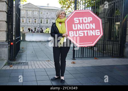 Sharon Gill, ein ehemaliger Call-Center-Mitarbeiter von 999, vor den Toren von Leinster House, Dublin, nach der Veröffentlichung eines Berichts über den Zusammenbruch der gewerkschaften in Irland. Bilddatum: Mittwoch, 23. Oktober 2024. Stockfoto