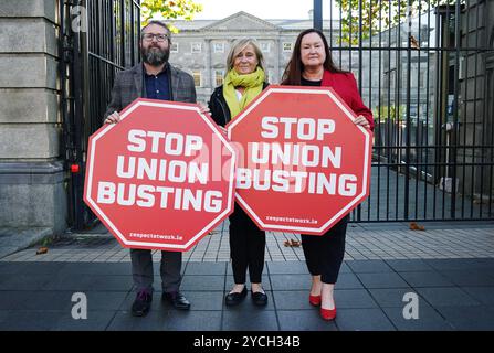 Sharon Gill (Mitte), ehemaliger Mitarbeiter im Callcenter von 999, zusammen mit dem stellvertretenden Generalsekretär der SIPTU Ethel Buckley (rechts) und Dr. Gareth Murphy (links), Hauptautor des Berichts, vor den Toren von Leinster House, Dublin, nach der Veröffentlichung eines Berichts über gewerkschaftsbrüche in Irland. Bilddatum: Mittwoch, 23. Oktober 2024. Stockfoto