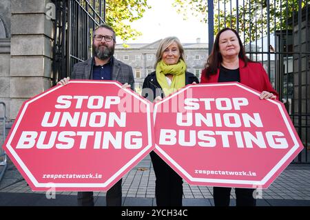 Sharon Gill (Mitte), ehemaliger Mitarbeiter im Callcenter von 999, zusammen mit dem stellvertretenden Generalsekretär der SIPTU Ethel Buckley (rechts) und Dr. Gareth Murphy (links), Hauptautor des Berichts, vor den Toren von Leinster House, Dublin, nach der Veröffentlichung eines Berichts über gewerkschaftsbrüche in Irland. Bilddatum: Mittwoch, 23. Oktober 2024. Stockfoto