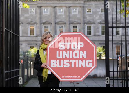 Sharon Gill, ein ehemaliger Call-Center-Mitarbeiter von 999, vor den Toren von Leinster House, Dublin, nach der Veröffentlichung eines Berichts über den Zusammenbruch der gewerkschaften in Irland. Bilddatum: Mittwoch, 23. Oktober 2024. Stockfoto