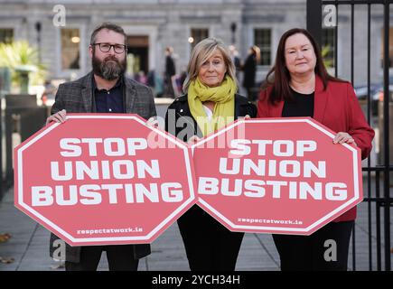 Sharon Gill (Mitte), ehemaliger Mitarbeiter im Callcenter von 999, zusammen mit dem stellvertretenden Generalsekretär der SIPTU Ethel Buckley (rechts) und Dr. Gareth Murphy (links), Hauptautor des Berichts, vor den Toren von Leinster House, Dublin, nach der Veröffentlichung eines Berichts über gewerkschaftsbrüche in Irland. Bilddatum: Mittwoch, 23. Oktober 2024. Stockfoto