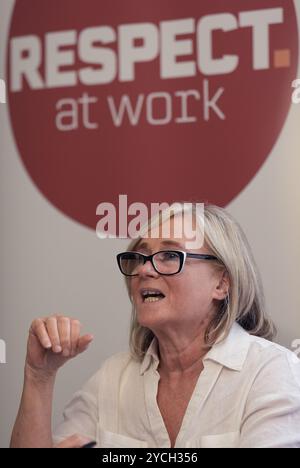 Sharon Gill, ehemaliger Callcenter-Mitarbeiter von 999, sprach bei der Vorstellung eines Berichts über gewerkschaftsbrüche in Irland im Buswells Hotel in Dublin. Bilddatum: Mittwoch, 23. Oktober 2024. Stockfoto