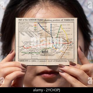 London, Großbritannien. Oktober 2024. Das Map House präsentiert die neue Ausstellung Mapping the Tube: 1863-2023, die die Entwicklung des Londoner U-Bahn-Systems und der berühmten London Underground-Karte über 160 Jahre untersucht. Es bietet eine seltene Gelegenheit, handgezeichnete und kommentierte Manuskripte von Harry Beck zum 50. Todestag zu sehen und zu kaufen. Becks Taschenkarte 1933 beeinflusste das Design von Verkehrskarten weltweit. Bild: 1913 London in Your Pocket Miniaturführer, herausgegeben von Harrods. Die Ausstellung findet vom 25. Oktober bis 30. November 2024 statt. Quelle: Malcolm Park/Alamy Live News Stockfoto