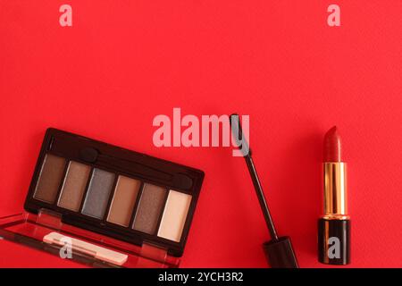 Damen Make-up. Beauty Salon Hintergrund Make-Up Künstler Auge Schatten Mascara Lippenstift Vertikaler Winkel Auf Rotem Hintergrund Mit Raum Für Text Copysp Stockfoto