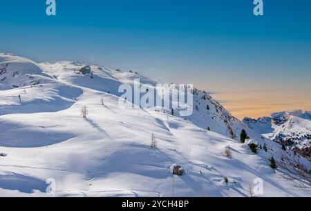 Nach einem starken Schneefall ein wunderschöner Sonnenuntergang auf dem valparola-Pass in den italienischen dolomiten Stockfoto