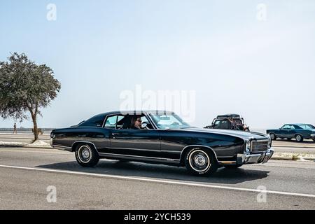 Gulfport, MS - 04. Oktober 2023: Weitwinkel-Seitenansicht eines 2-türigen Chevrolet Monte Carlo Hardtops aus dem Jahr 1970 auf einer lokalen Autoshow. Stockfoto