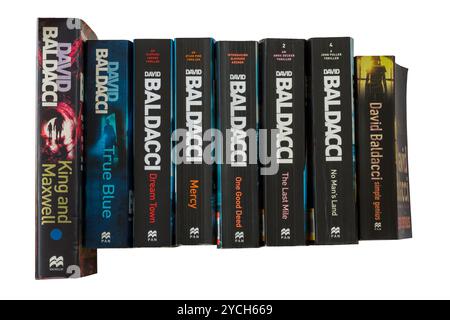 Eine Auswahl von David Baldacci-Büchern, die Buchrücken auf weißem Hintergrund zeigen Stockfoto