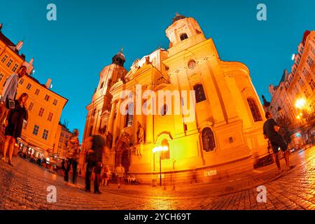 Prag, Tschechische Republik - 19. Mai 2017: Touristen gehen nachts auf dem Kopfsteinpflasterplatz und besuchen die Nikolaikirche in Prag, Tschechische Republik Stockfoto