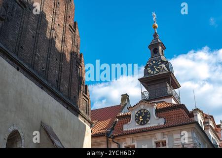 Die Alte neue Synagoge und das jüdische Rathaus stehen nebeneinander im jüdischen Viertel von Prag unter blauem Himmel Stockfoto