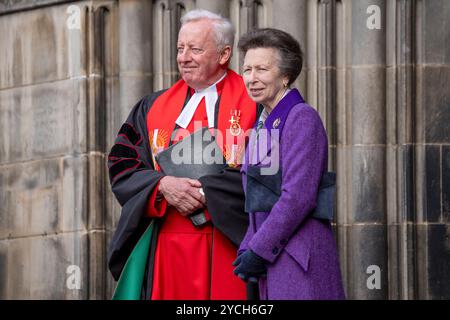 Die Prinzessin Royal nimmt zusammen mit Pfarrer George Whyte an einem Gedenkgottesdienst zum 200. Jahrestag schottischer Feuerwehr- und Rettungsdienste in der St Giles Cathedral in Edinburgh Teil. Bilddatum: Mittwoch, 23. Oktober 2024. Stockfoto