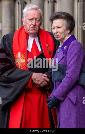 Die Prinzessin Royal nimmt zusammen mit Pfarrer George Whyte an einem Gedenkgottesdienst zum 200. Jahrestag schottischer Feuerwehr- und Rettungsdienste in der St Giles Cathedral in Edinburgh Teil. Bilddatum: Mittwoch, 23. Oktober 2024. Stockfoto