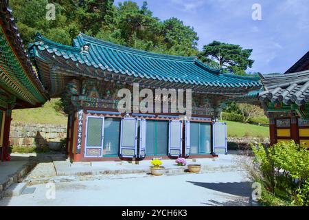 Ulsan, Südkorea - 21. Oktober 2023: Eine aufwendig dekorierte Tempelhalle im Seoknamsa Tempel, mit lebhaften Farben und traditionellem koreanischem Bogen Stockfoto