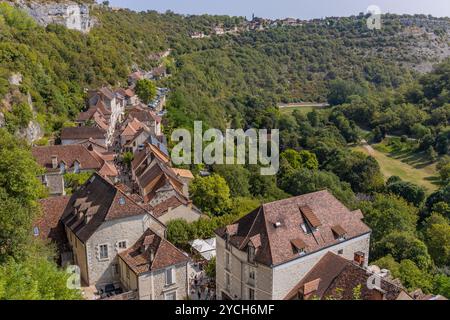 Rocamadour, Frankreich - 20. August 2024: Touristen wandern im mittelalterlichen Zentrum von Rocamadour. Frankreich Stockfoto