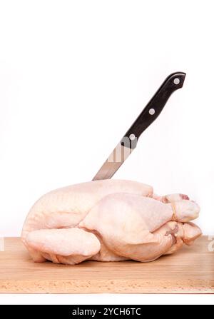 rohem rohem Hühnerfleisch mit Messer auf Holzplatte Stockfoto