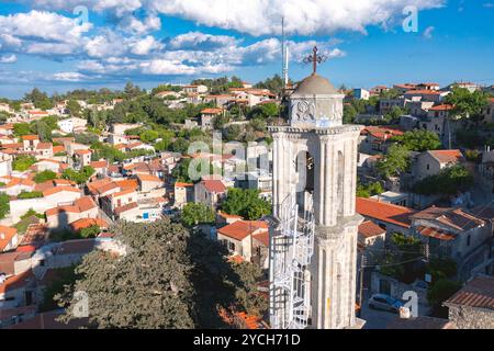 Der Glockenturm einer Panagia Chrysolofitissa Kirche blickt auf das mittelalterliche Dorf lofou mit seinen roten Ziegeldächern auf Zypern. Limassol Dist Stockfoto