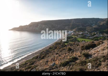 Die Sonne scheint auf dem Mittelmeer und dem Dorf Pissouri auf Zypern, mit einem wunderschönen blauen Himmel Stockfoto