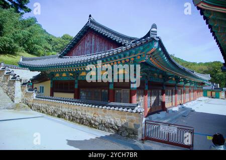 Ulsan, Südkorea - 22. Oktober 2023: Ein wunderschön verziertes traditionelles Gebäude am Seoknamsa Tempel, das komplexe Holzarbeiten und lebhafte Schmerzen zeigt Stockfoto