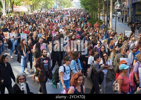 Athen, Griechenland. Oktober 2024. Die Demonstranten schreien Slogans und halten Banner, während sie zum parlament marschieren. Tausende von Lehrern öffentlicher Schulen streikten, forderten Gehaltserhöhungen und protestierten gegen die Unterfinanzierung der öffentlichen Bildung. (Kreditbild: © Nikolas Georgiou/ZUMA Press Wire) NUR REDAKTIONELLE VERWENDUNG! Nicht für kommerzielle ZWECKE! Stockfoto