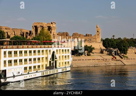 Nilkreuzfahrtschiff legte am ptolemäischen Tempel von KOM Ombo an den Ufern des Nils in Assuan, Ägypten, an. Stockfoto