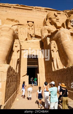 Touristen am Eingang des in Felsen gehauenen Großen Tempels von Ramesses II in Abu Simbel, Assuan, Ägypten. Stockfoto