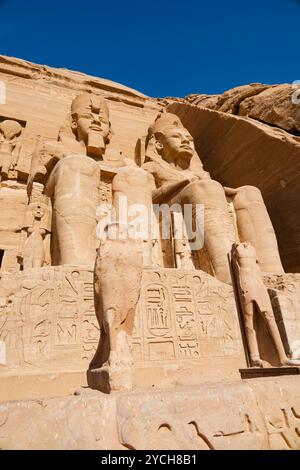 Detail aus dem in den Felsen gehauenen Großen Tempel von Ramesses II in Abu Simbel, Assuan, Ägypten. Stockfoto