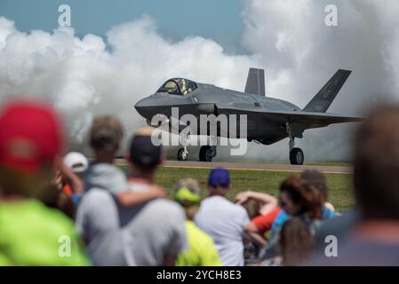 F-35A Lightning II Kampfflugzeug auf dem Boden mit Menschenmenge Stockfoto