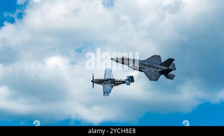 P-51 Mustang und F-35A Lightning Fighter Flugzeuge im Flug in Duluth Minnesota Stockfoto