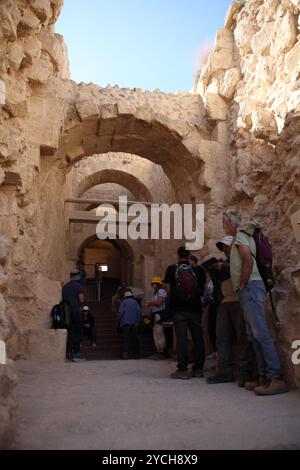 Touristen betreten den antiken Eingang, der fast vollständig erhalten ist, zum Herodion, einem Festungspalast, der von König Herodes dem Großen in der Judäischen Wüste erbaut wurde Stockfoto