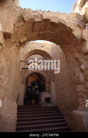 Touristen betreten den antiken Eingang, der fast vollständig erhalten ist, zum Herodion, einem Festungspalast, der von König Herodes dem Großen in der Judäischen Wüste erbaut wurde Stockfoto