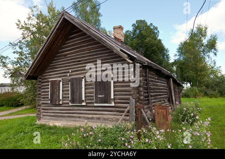 Altes Holzhaus im russischen Dorf. Stockfoto