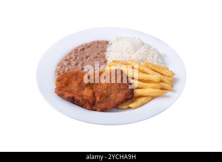 Paniertes Milanesisches Rindfleisch, Reis, Bohnen und Pommes frites. Typisches brasilianisches Gericht, isoliert auf weißem Hintergrund. Stockfoto