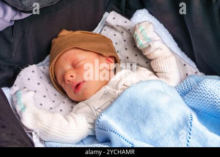 Nahaufnahme eines Babys, das in einem Kinderwagen schläft. Stockfoto
