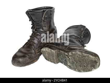 Alte schwarze Armeestiefel, isoliert auf weiss Stockfoto