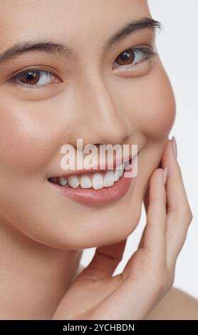 Studio vertikale Aufnahme einer asiatischen Frau mit sauberer, gesunder Haut, Nahaufnahme Stockfoto