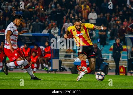 Tunis, Tunesien. 16. März 2024. Der brasilianische Spieler Rodrigo Rodriguez von Esperance Sportive Tunis (EST) gegen Club Africain (CA) im Rades-Stadion in Tunis, Tunesien. Das Spiel ist Teil der Tunesischen Meisterschaft Stockfoto