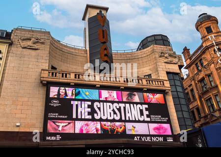 London, Großbritannien – 29. September 2024: Vue Cinema Building mit Poster aus dem Film Substance. Herausragendes Design und städtische Architektur mit lebendiger Werbung. Ideal für Unterhaltungsthemen. Stockfoto